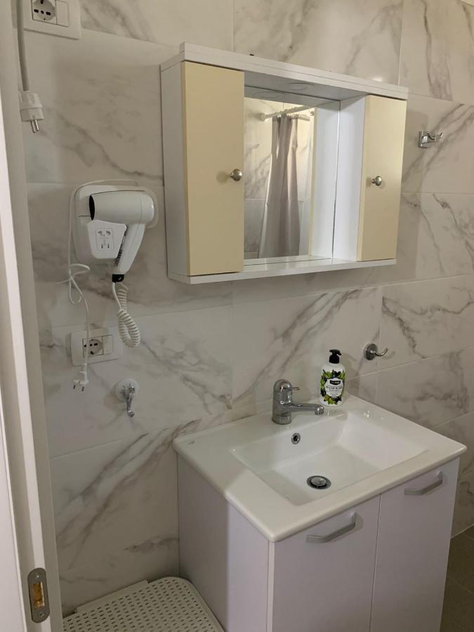 Vlora Central & Comfy Apartment Bagian luar foto