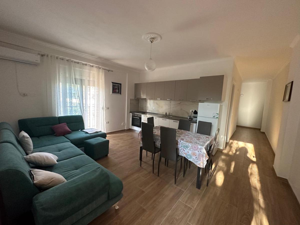 Vlora Central & Comfy Apartment Bagian luar foto
