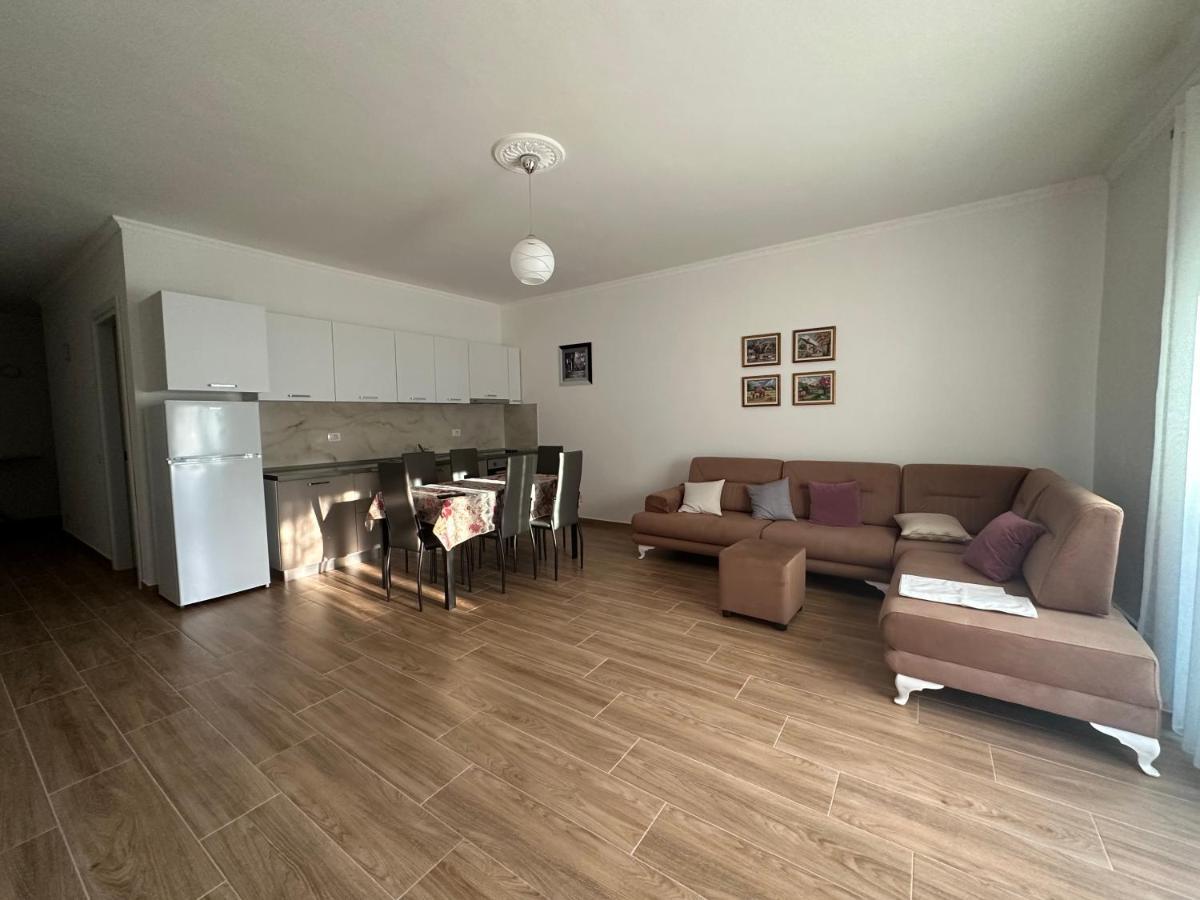 Vlora Central & Comfy Apartment Bagian luar foto