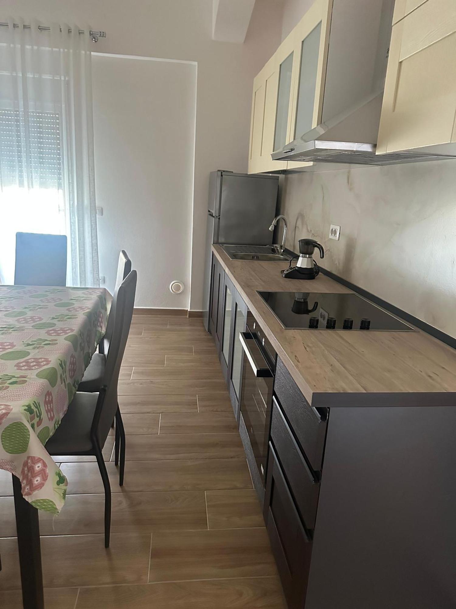 Vlora Central & Comfy Apartment Bagian luar foto